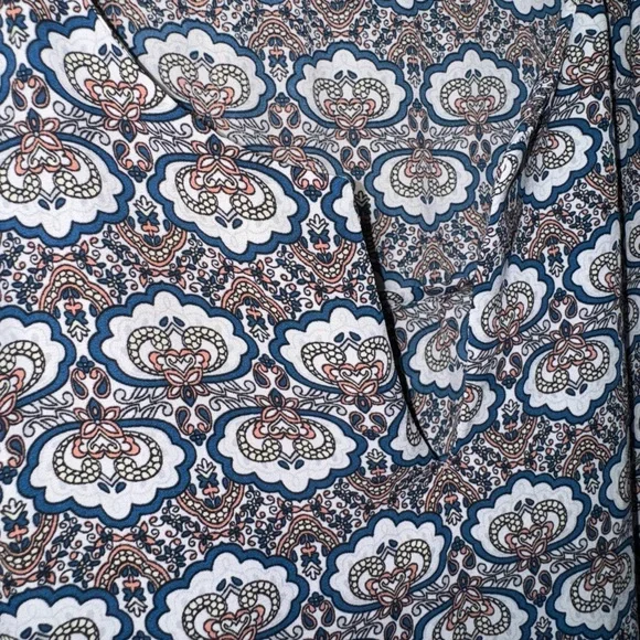 DR2 Women’s Medium Mosaic Print Cinched V-Neck Blouse Short Sleeve Top - Picture 4 of 12